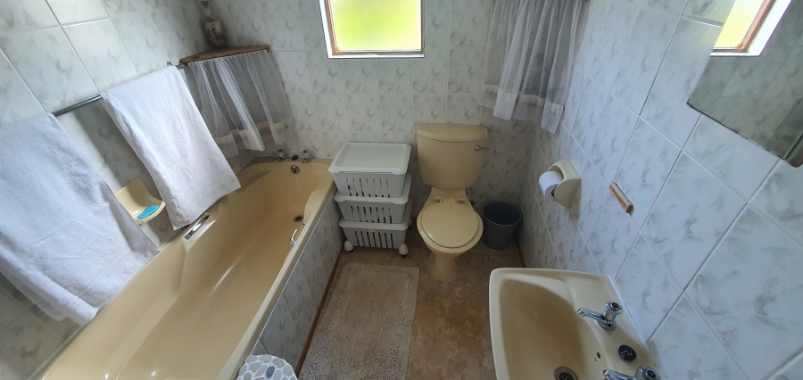 3 Bedroom Property for Sale in Boggomsbaai Western Cape